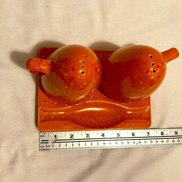 Orange speckled salt and pepper shakers with the tray vintage kitschy 70s BoHo - Picture 2 of 7